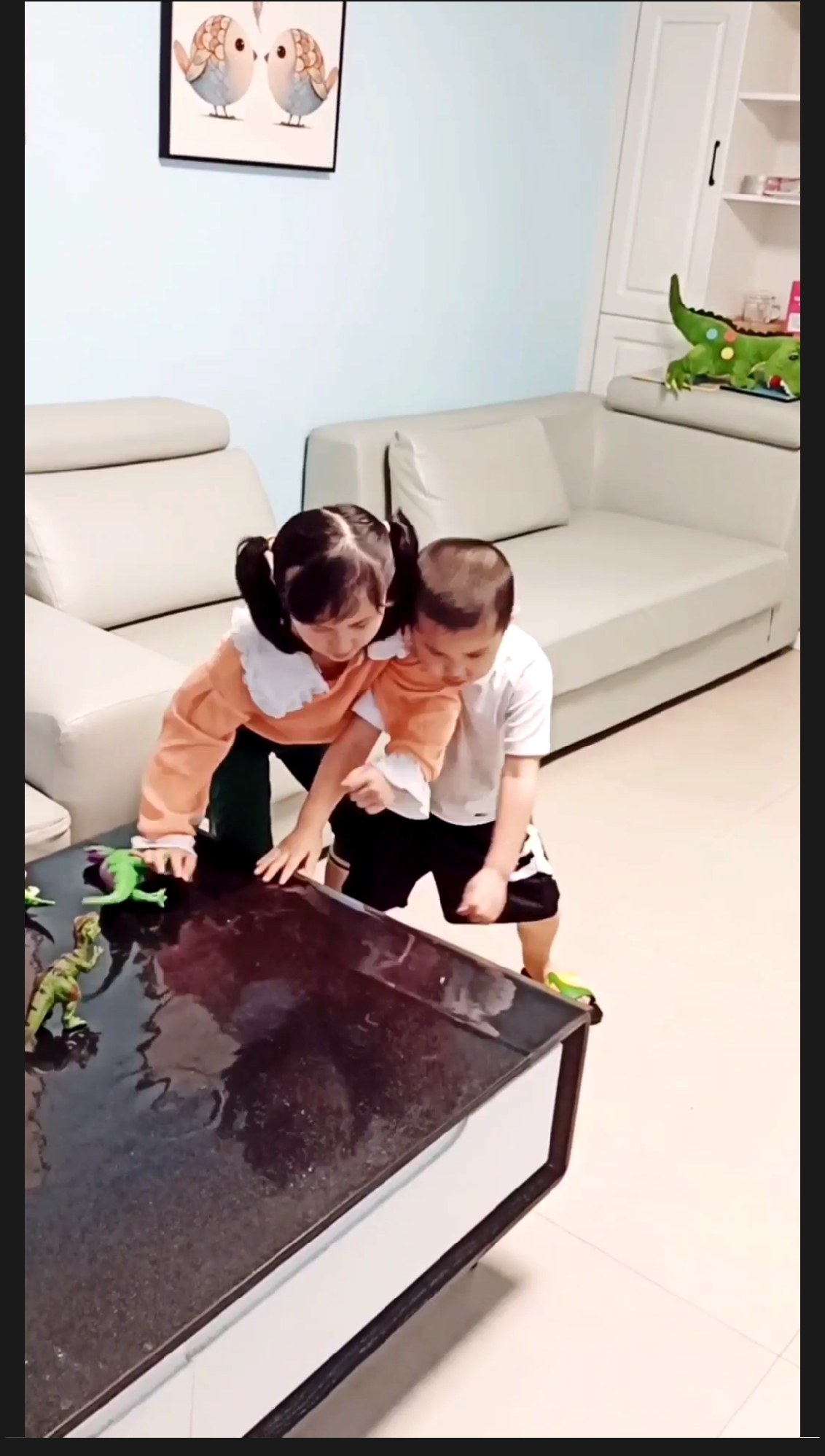 搞笑姐弟#不管姐姐玩什么玩具,弟弟都说是他的!