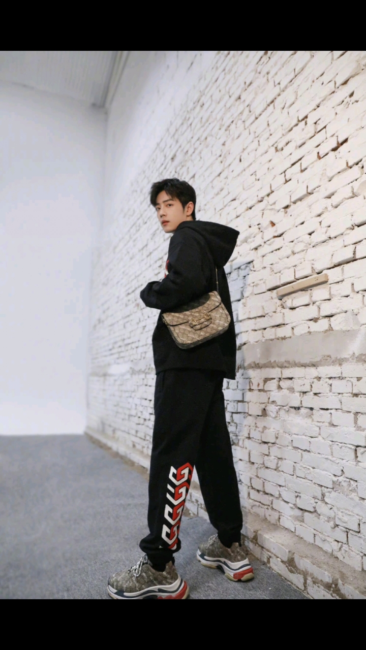 肖战#满屏都是我战大长腿.