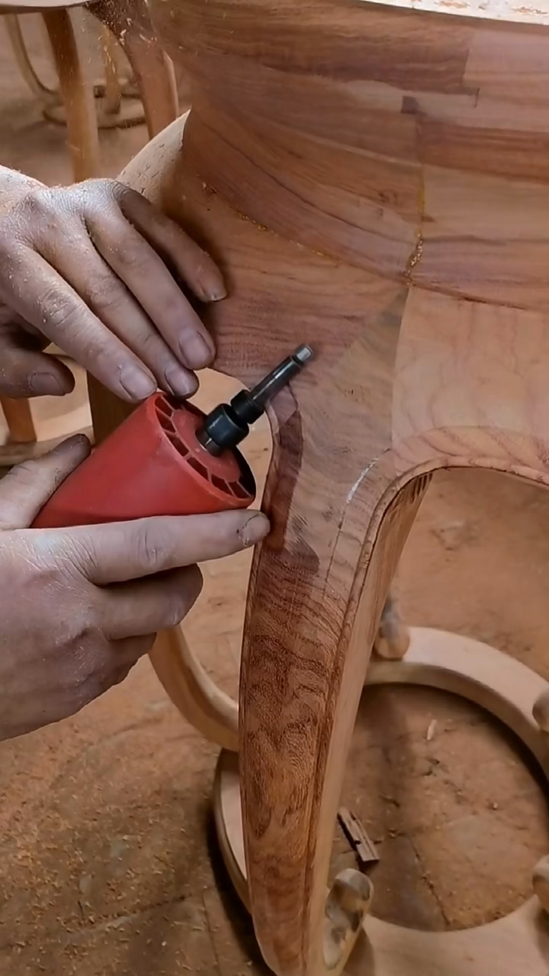 红木鼓凳边角线条制作,机械打磨处理线条更加快捷细致!