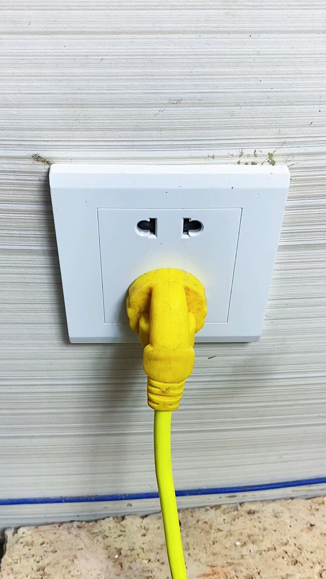 给家里用电器插头换上带开关的插头