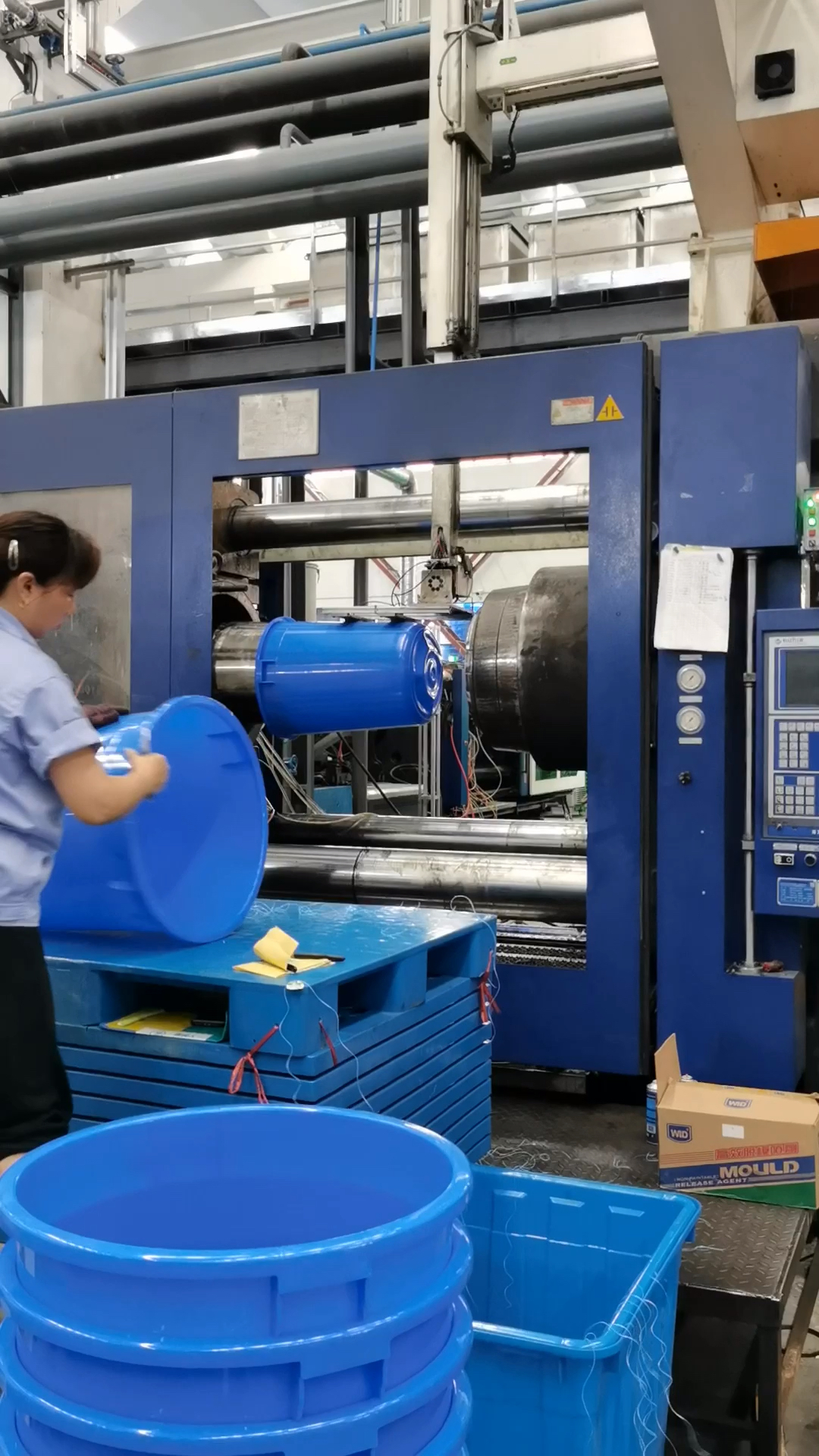工厂实拍#江苏锦尚来塑料桶生产中,注塑工艺出货很快哦!-度小视