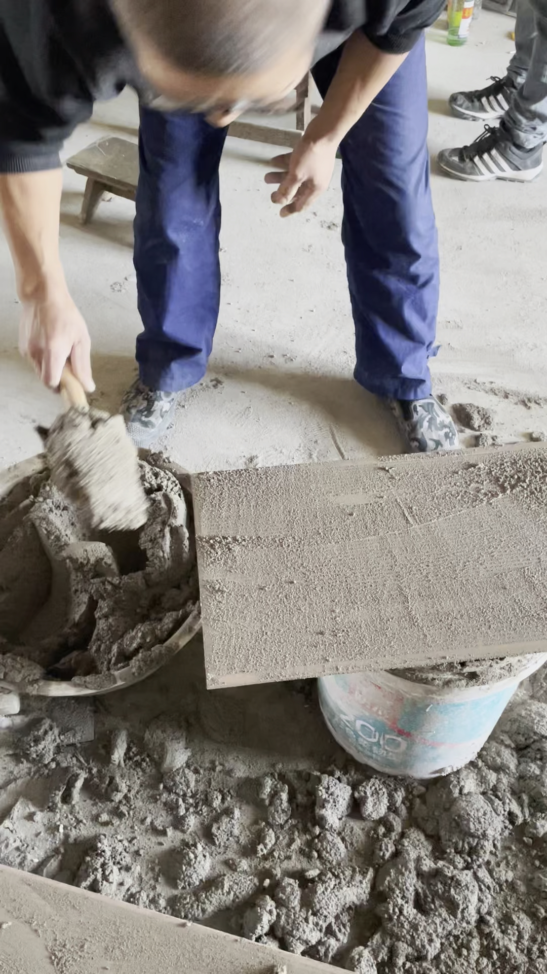 瓦工贴砖比赛冠军出来了用时38秒