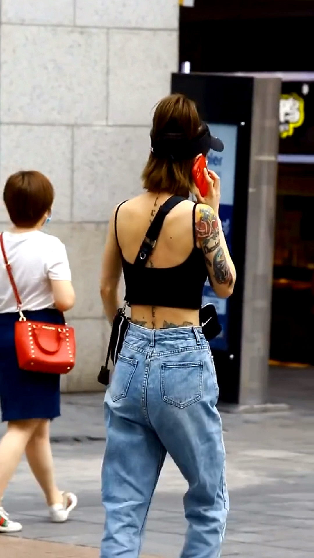 街拍美女#霸气十足纹身美女