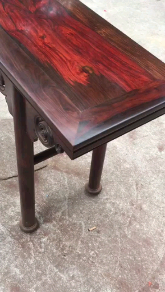 大红酸枝交趾黄檀条案.面板两拼纹理精美,边框及下部老料.