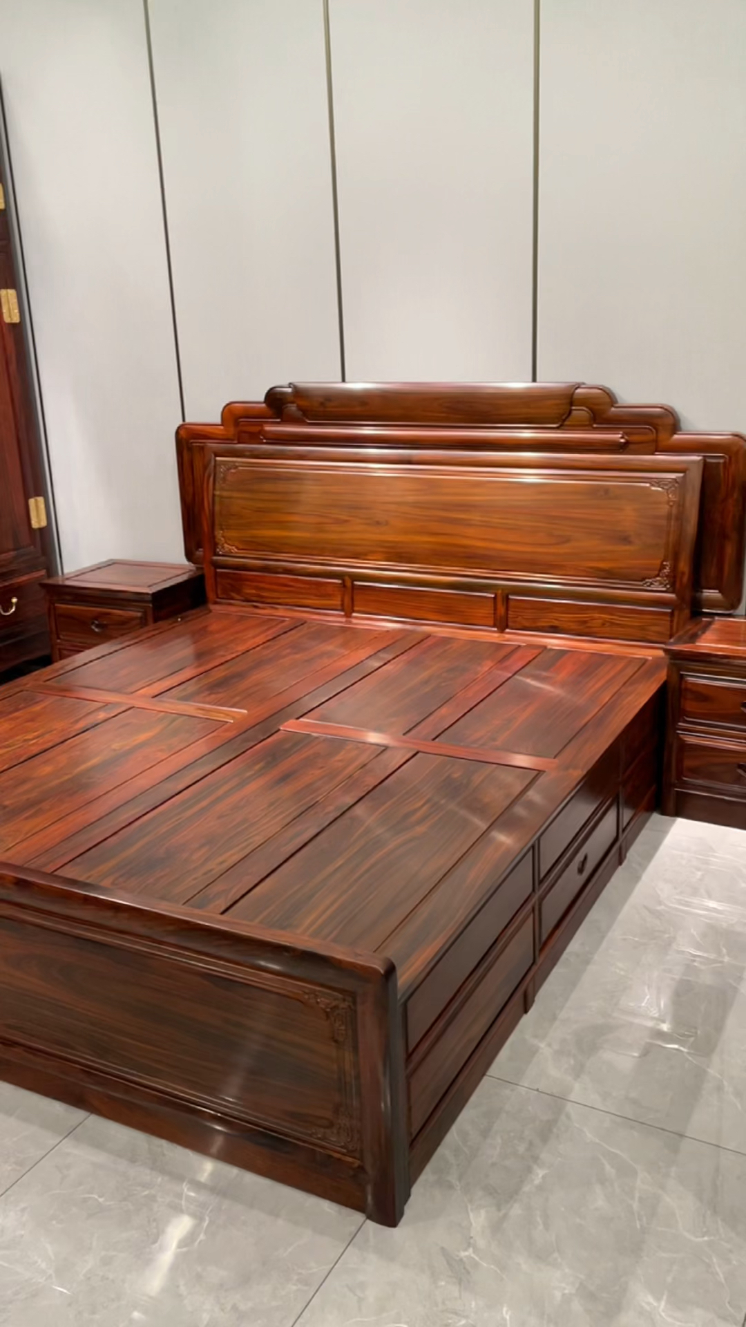 红木家具#阔叶黄檀1.8米箱体大床,传统榫卯结构,经典大气牢固耐用!