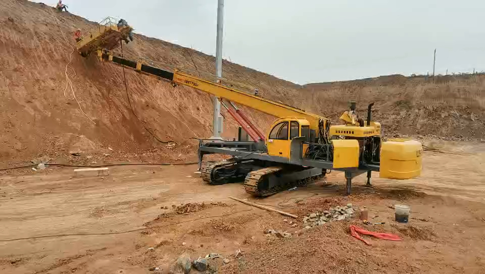 护坡锚杆钻机到达工地现场开始施工,王老板开工发财