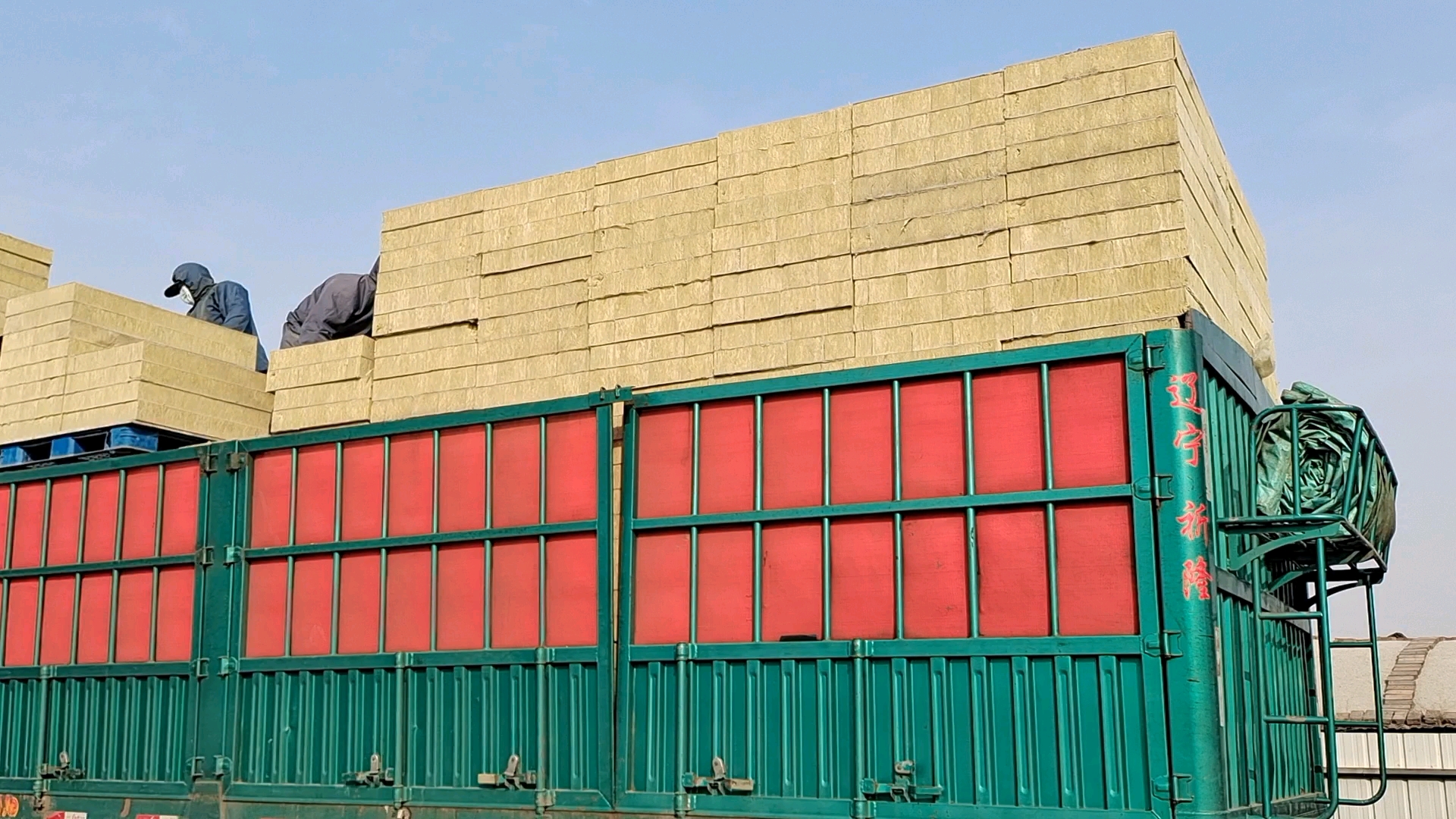 外墙岩棉复合板装车中廊坊越昌节能节能科技有限公司