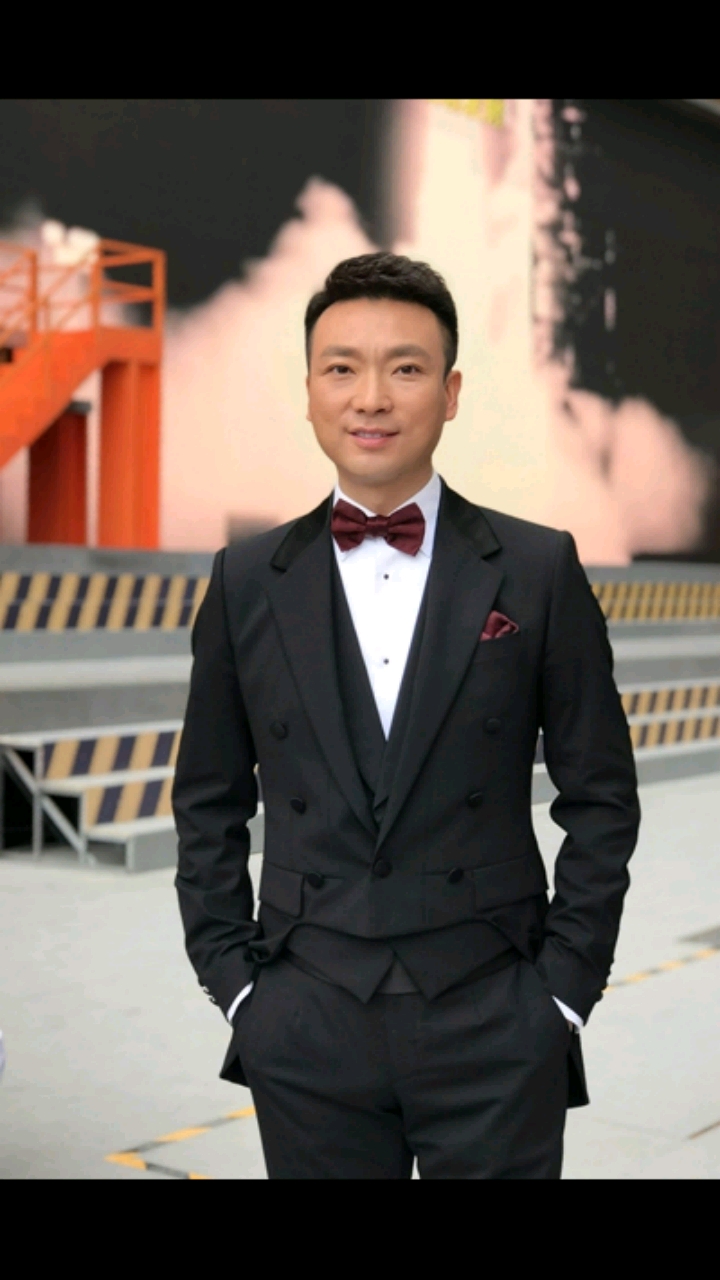 康辉21岁面试视频曝光,五官精致下颚线完美!网友:康帅名不虚传