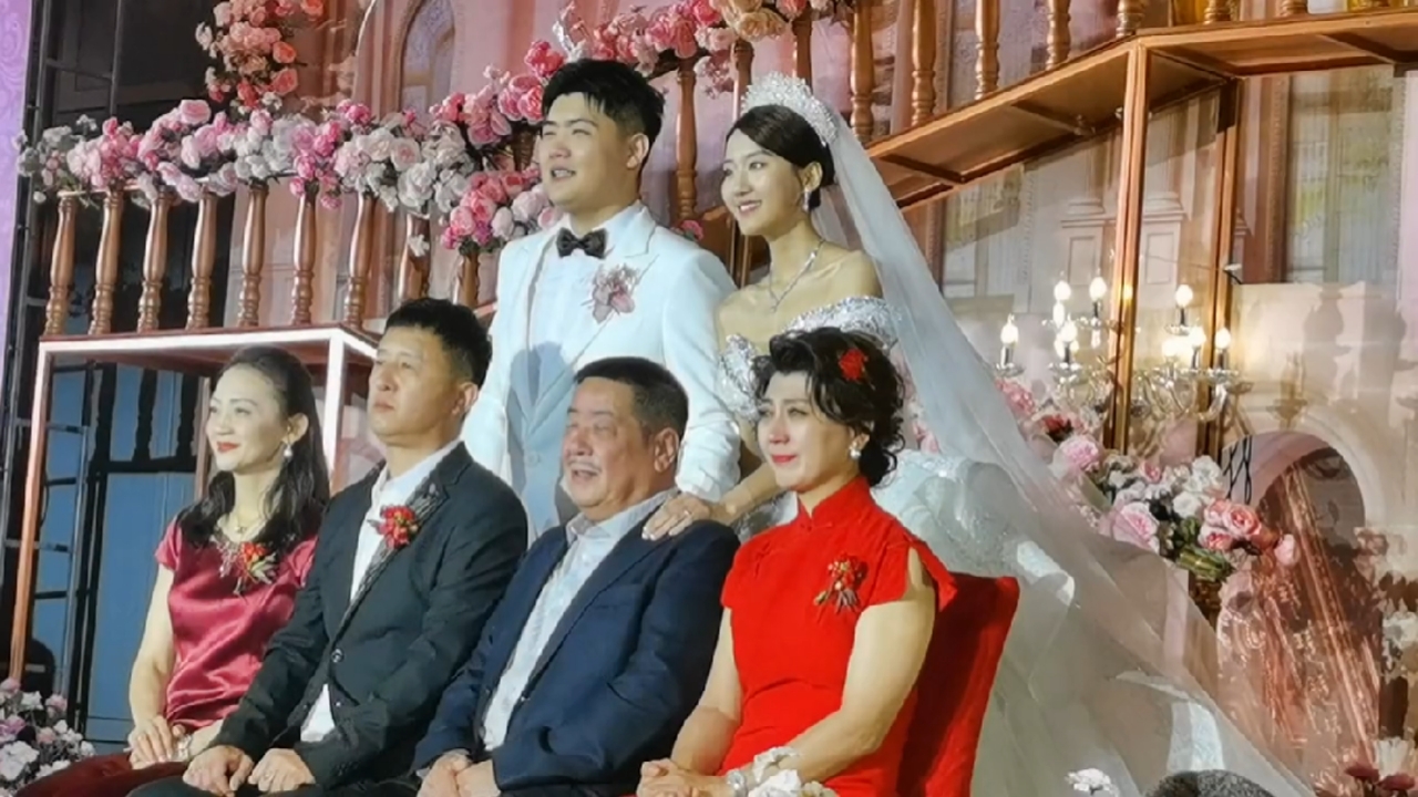 闫学晶与亲家合照,幸福的一家人