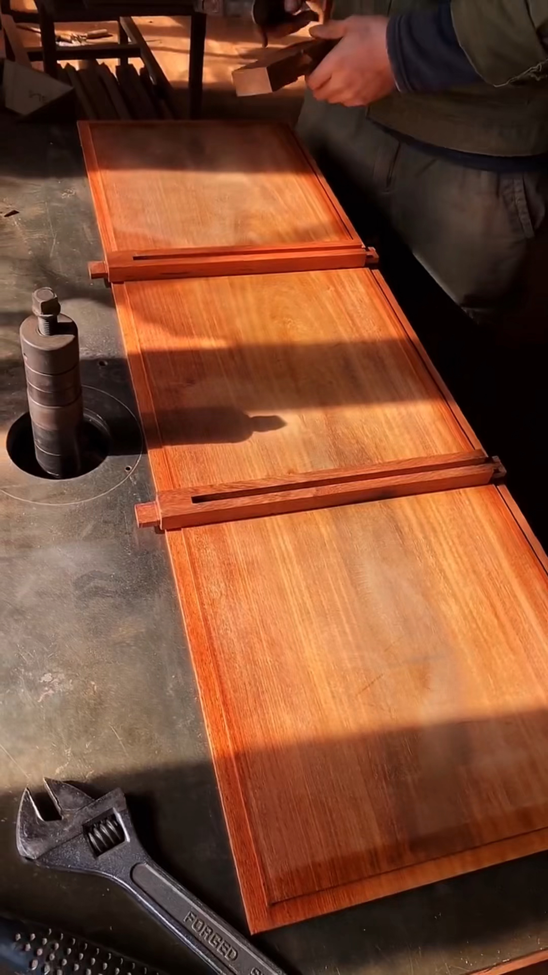 红木家具制作过程#红木家具面板加装穿带榫,增强面板承重能力!