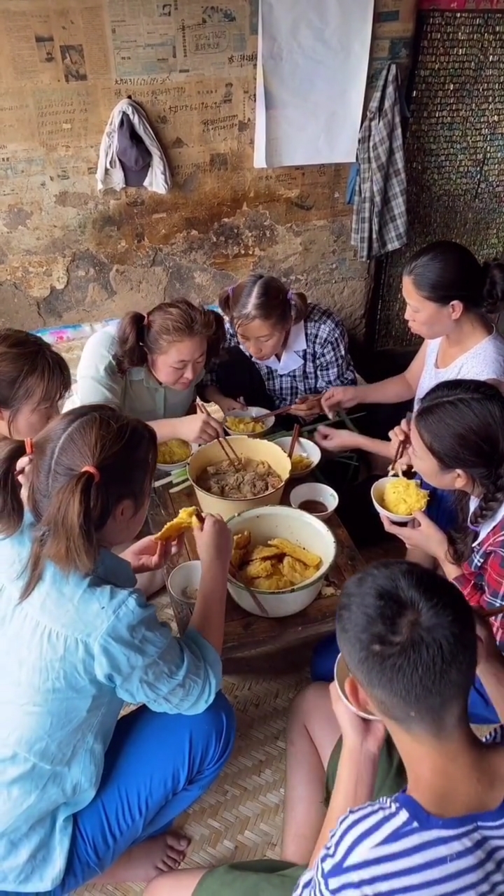 东北农村一家人,吃铁锅烀饼子,小鸡炖土豆,这顿饭吃的太有年代感了(80