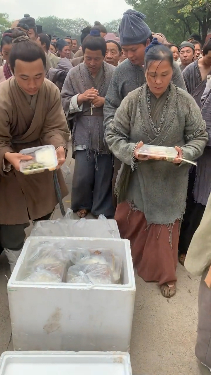群众演员最开心的时候就是领盒饭