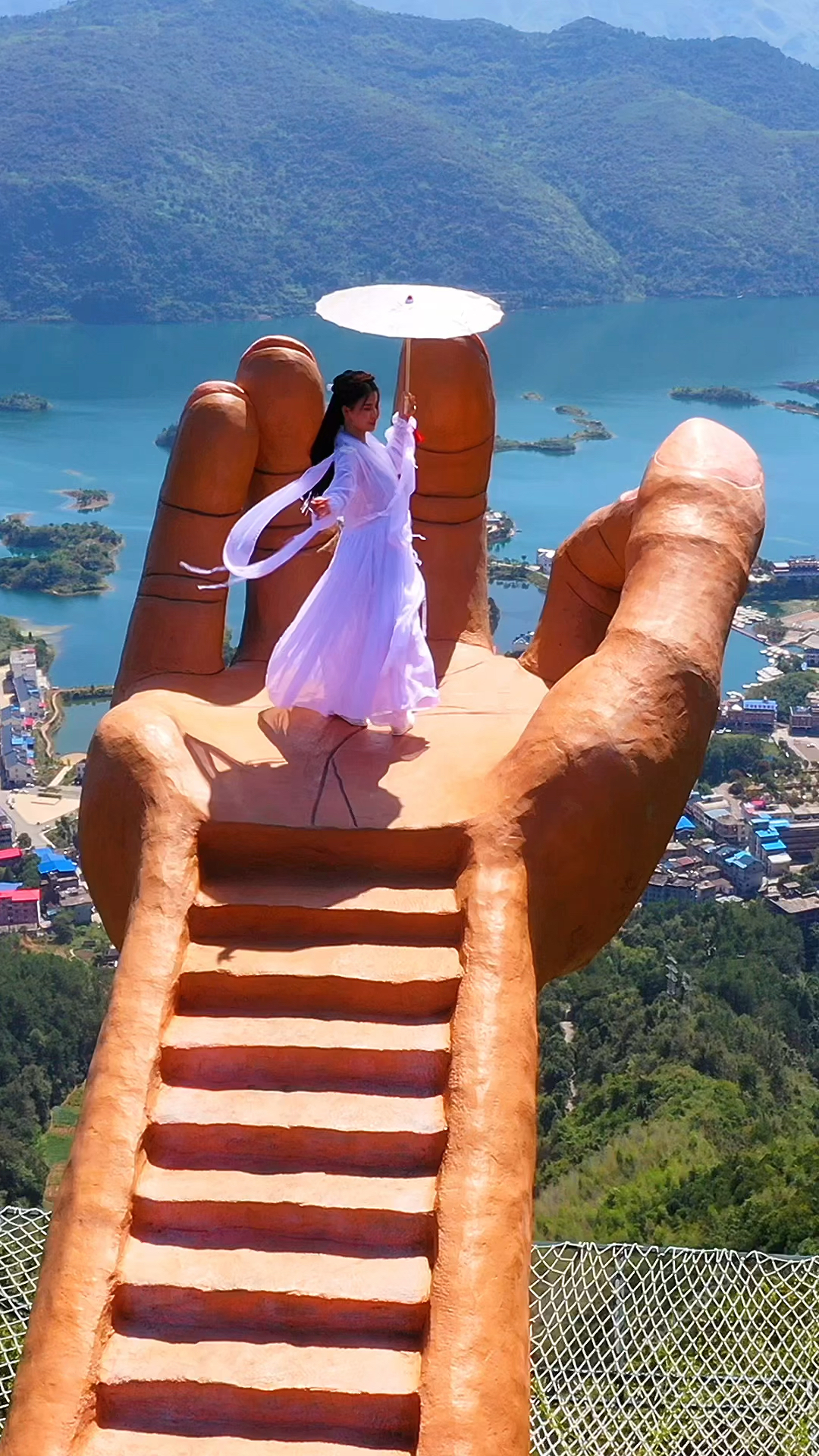 旅游进行时#网红佛手有很多,但是站在上面能俯瞰1002个岛屿的只有一