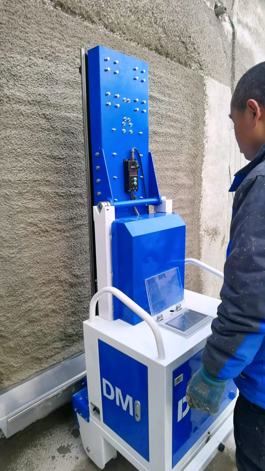 抹墙大师#加快推进建筑抹灰机器人的研发和应用!