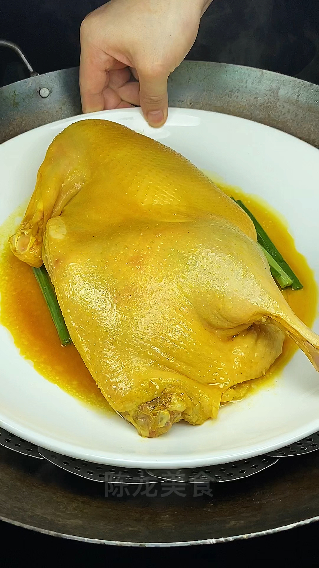 美食皮脆肉嫩的盐焗鸭不加一滴水全家都喜欢吃