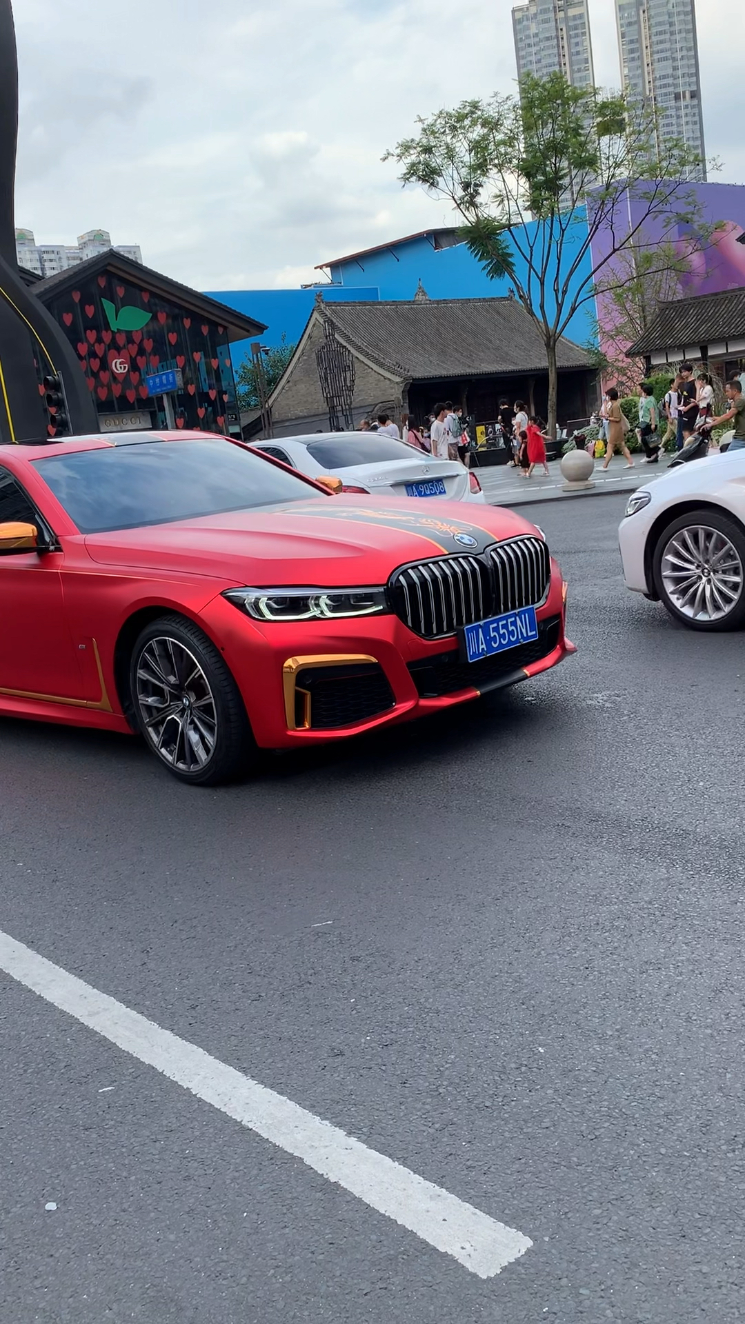 街拍豪车#太古里偶遇这是我见过最好看的宝马7系,老板太有品味了汉谮