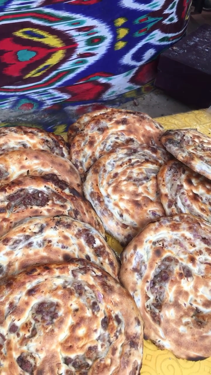 家乡特色美食#在新疆,像这样大的肉馕,五块钱一个,你觉得贵吗?