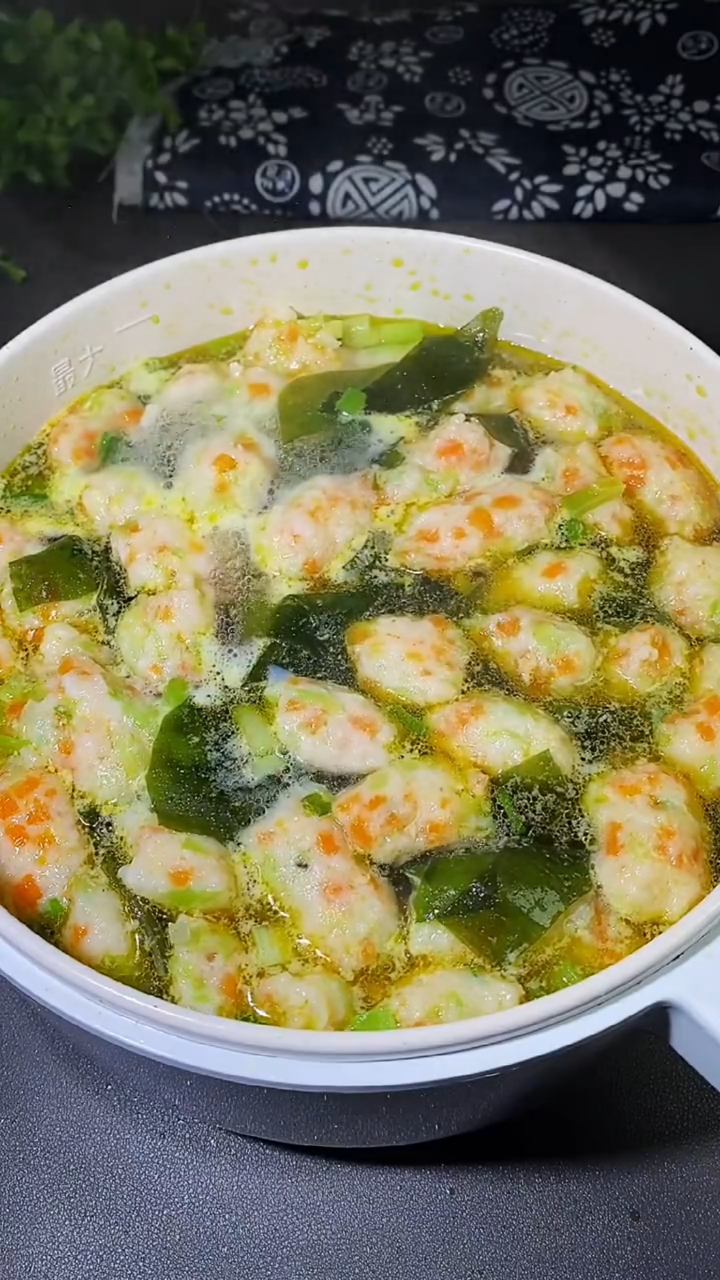 在家做个拿手菜#裙带菜虾滑汤这样做你肯定喜欢喝!