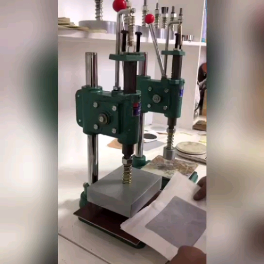 全自动膏药机#传统火烤黑膏药手动压膜成型机,每天可以做2万片,小