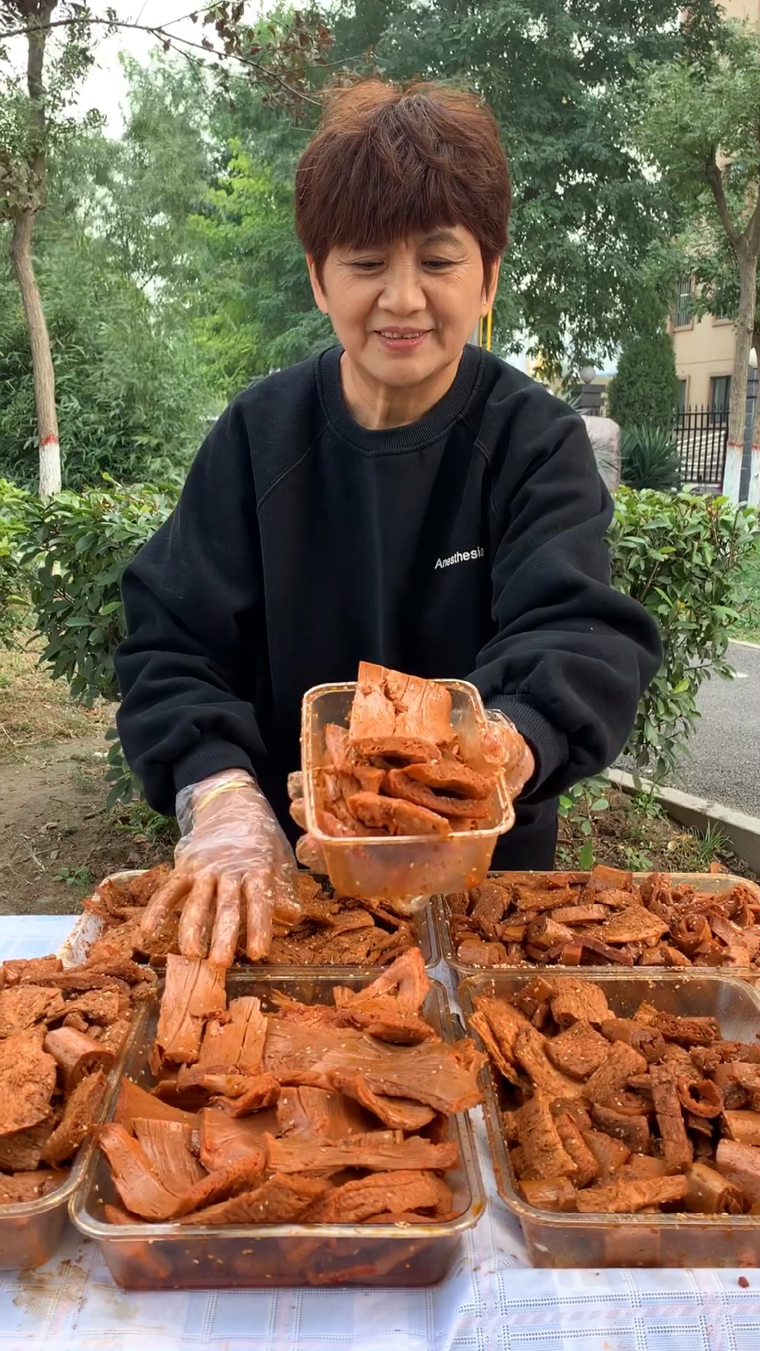 学生都上学了,在家闲不住,摆摊卖手撕素肉,没想到大人小孩都爱吃,一天
