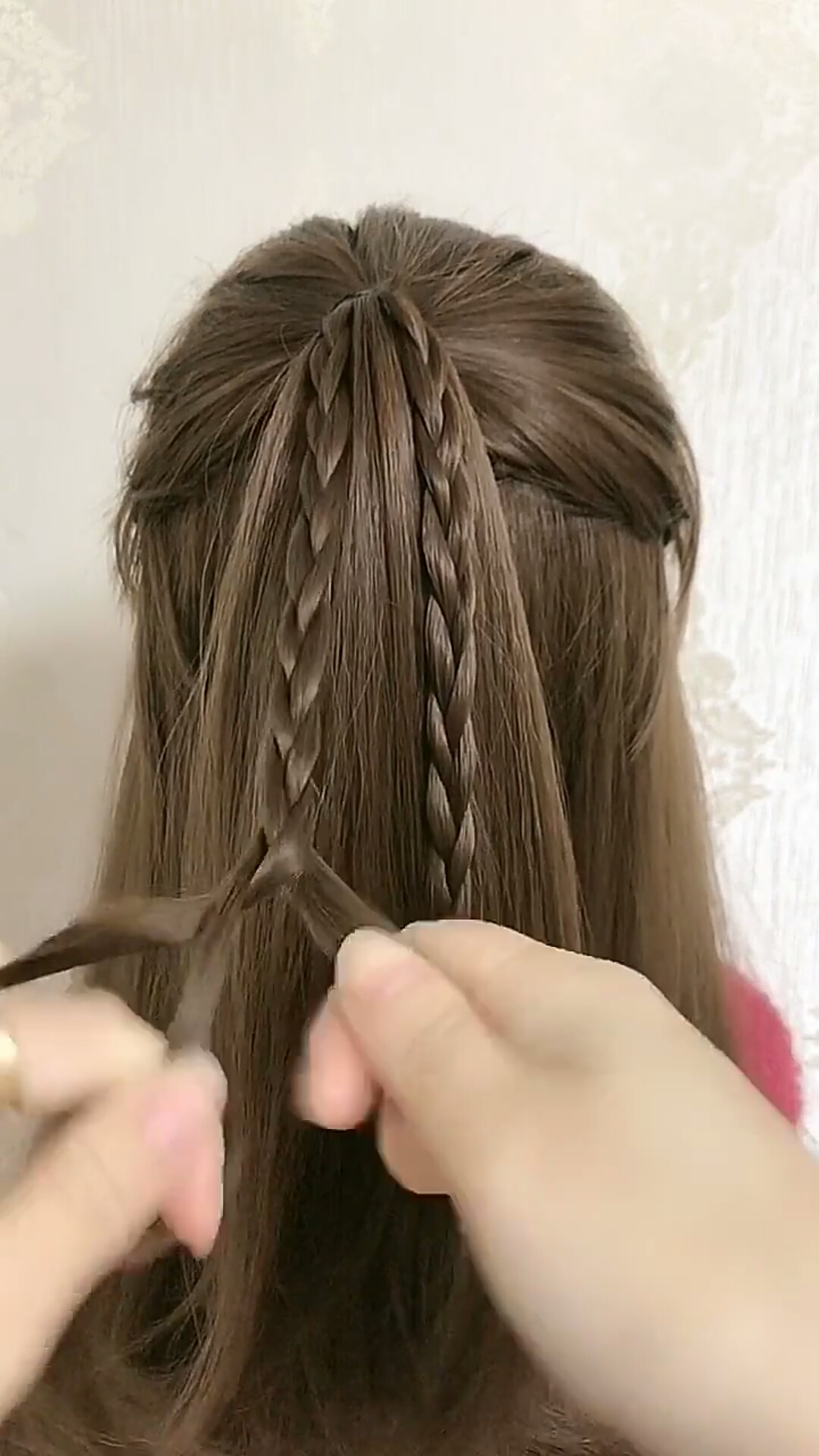 扎发精英#一款让半扎披肩发不再单调的发型!