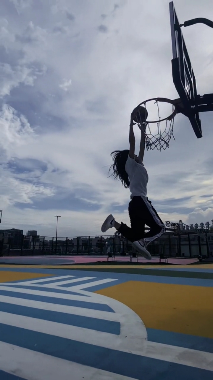 篮球女孩#你有见过能扣篮的女孩子吗