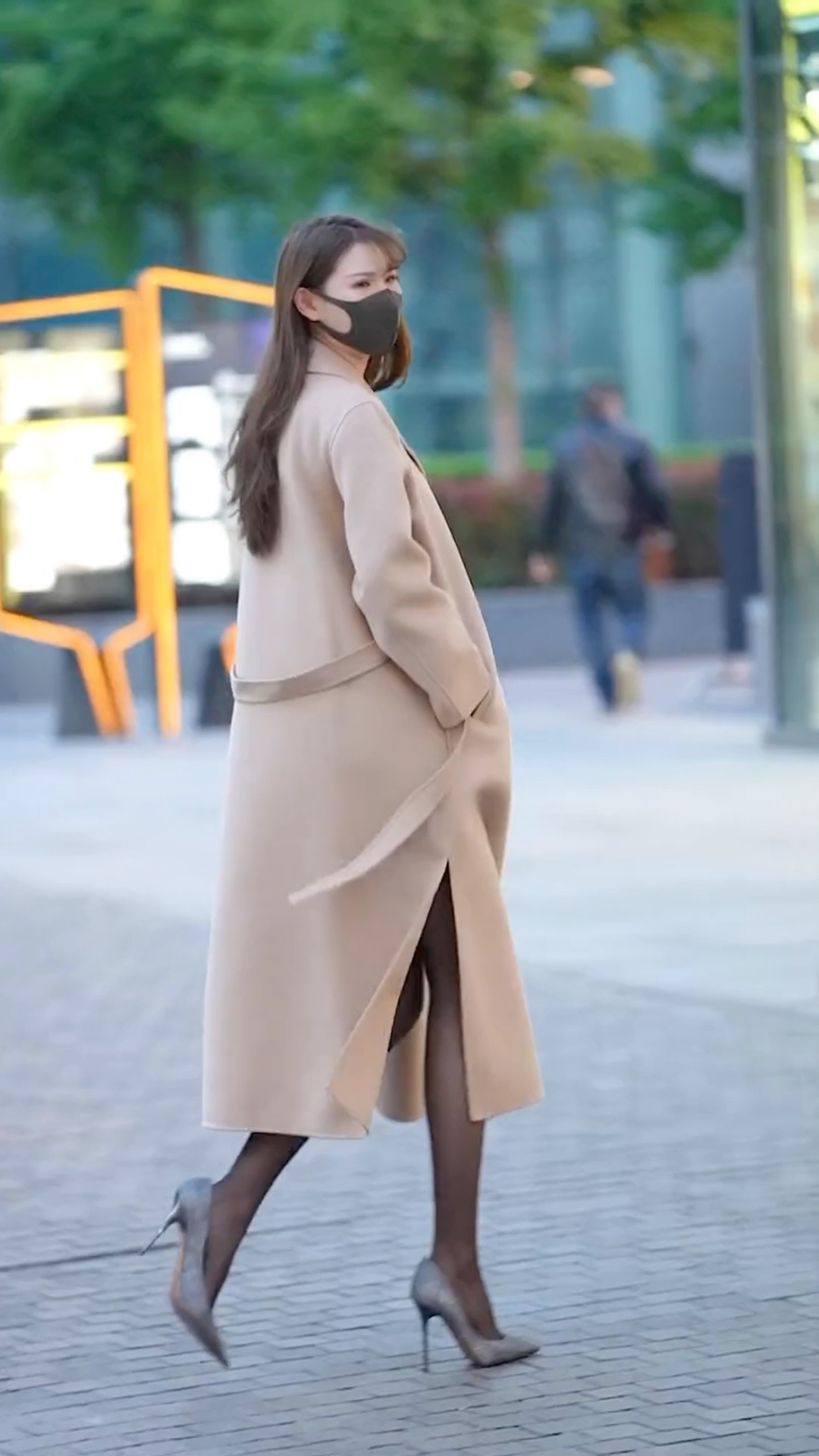 三里屯美女#街拍气质高冷的长腿大衣外套小姐姐