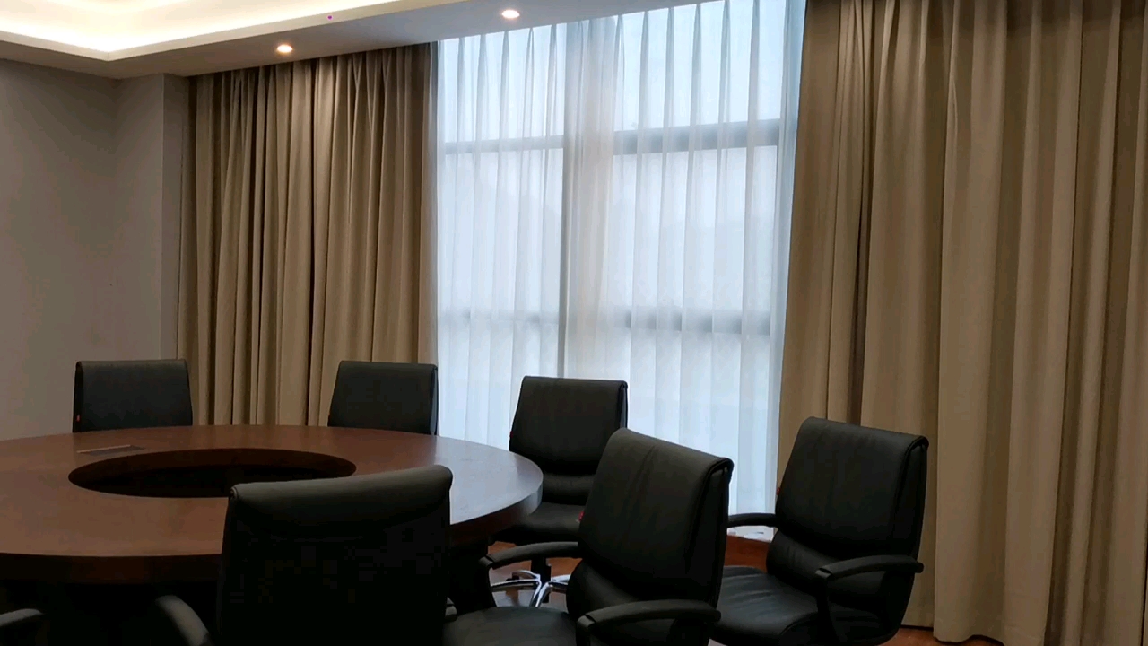 重庆铭景窗帘公司,实拍重庆办公室电动窗帘显示,双层开合帘.布 纱