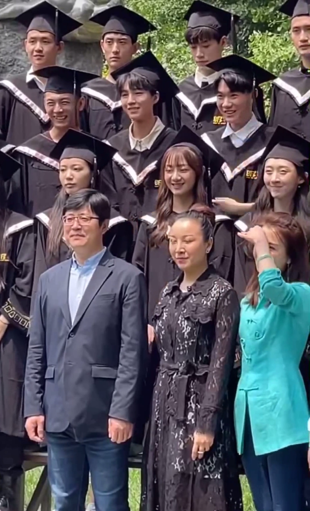 王俊凯#王俊凯在北电拍摄毕业照,穿学士服的小凯帅气十足!-度小视