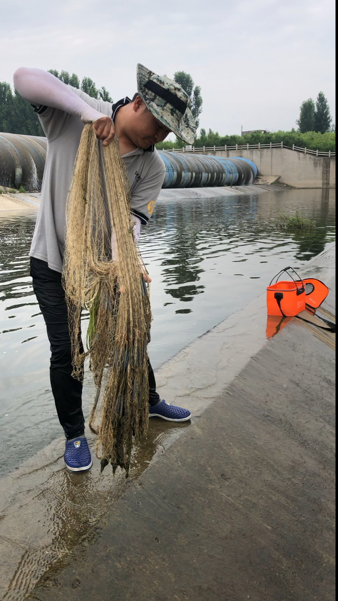 撒网高手远投,正所谓"要想鱼护满必须抛的远"