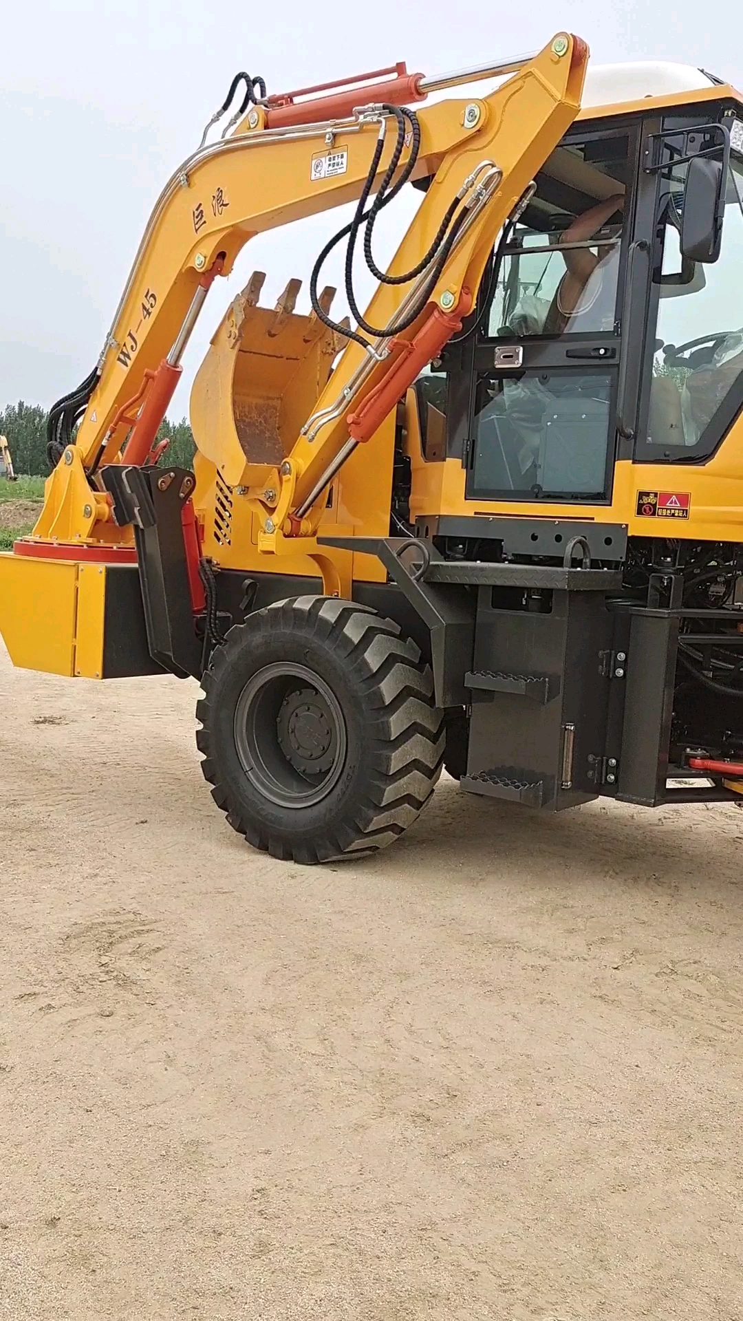 工程机械,巨浪两头忙,两头忙挖掘装载机