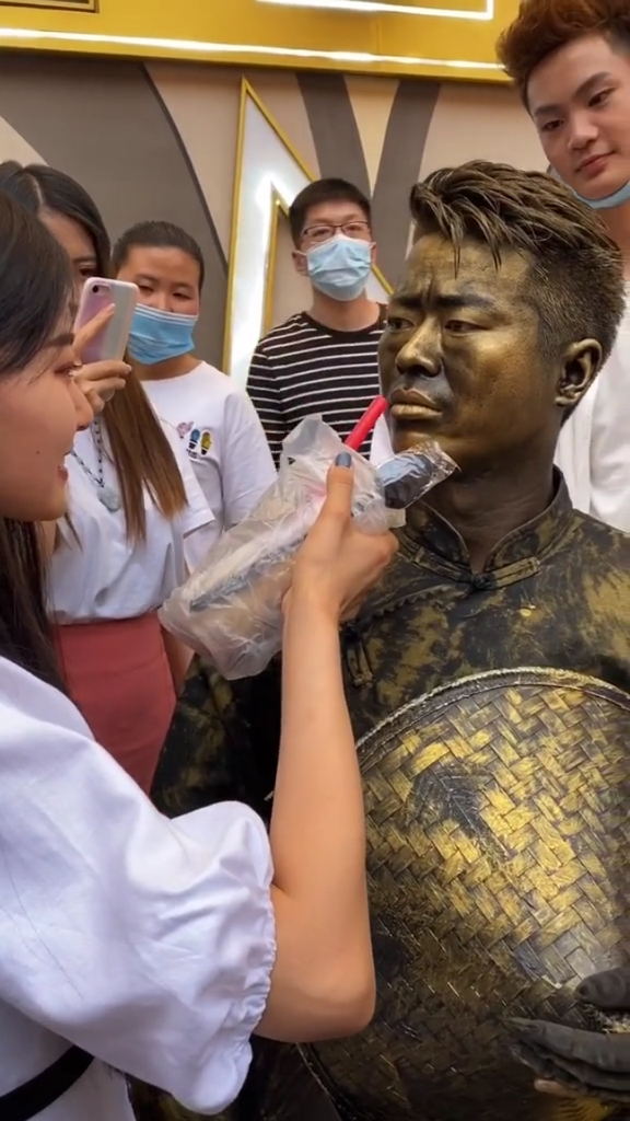 网红铜人哥#宝哥居然晕倒了.