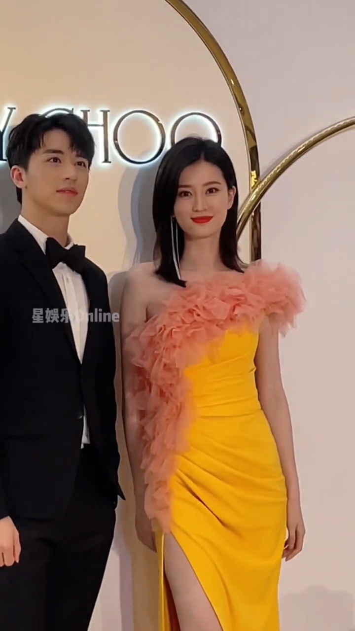 乔欣,许魏洲同框,洲洲暖心指挥拍照好绅士!