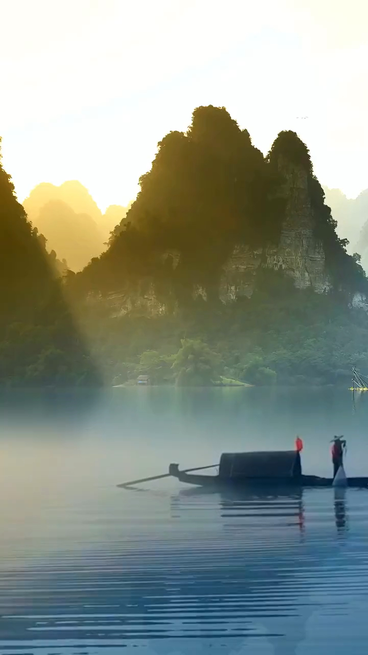 伴山伴水伴云烟,一叶轻舟碧水间;渔翁本是凡间客,此时已是画中仙!