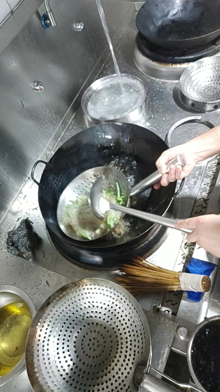 监控拍下后厨惊人的一幕,原来酒店是这样炒菜的.