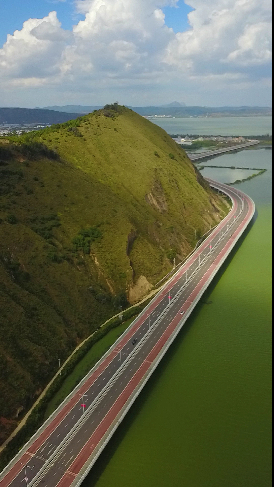 昆明南湖最美水上公路,可以在滇池上开车或者骑行一路欣赏美景.