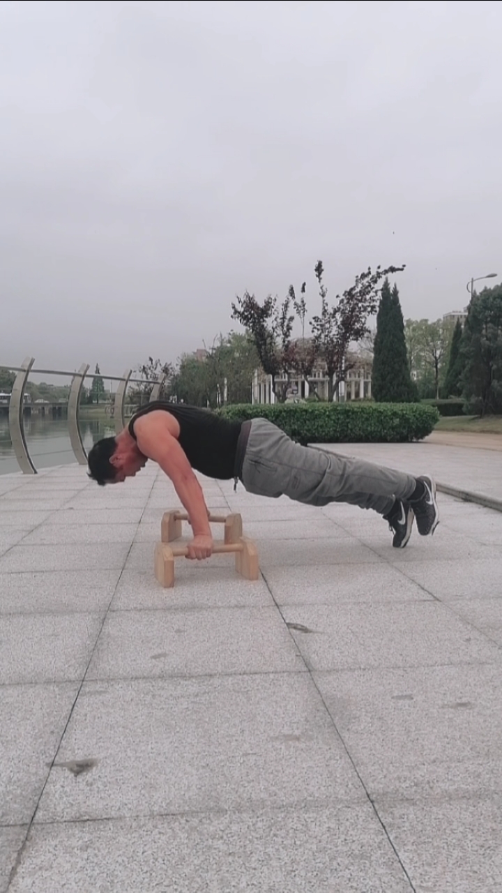 健身宁教练传递健身正能量#冲肩练习