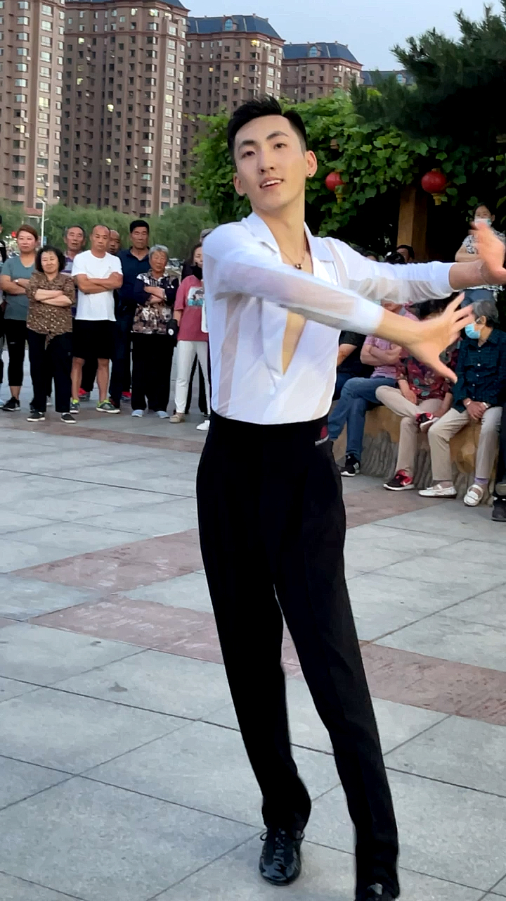 我要上热门果果单人吉特巴超帅