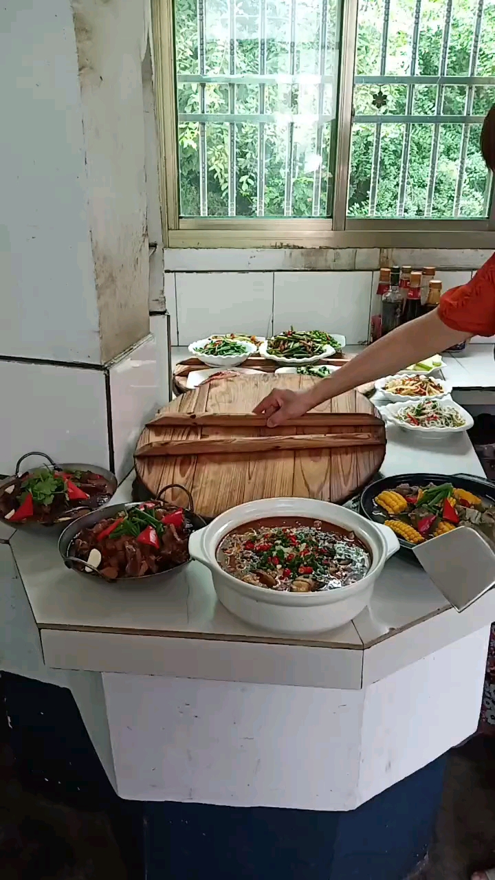 农村的铁锅做出的饭菜就是香