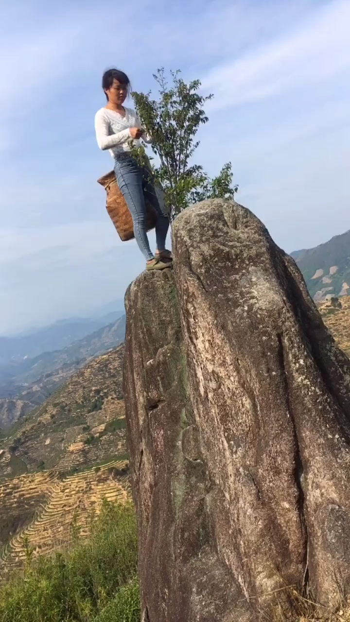 大山里的女人生活不易.