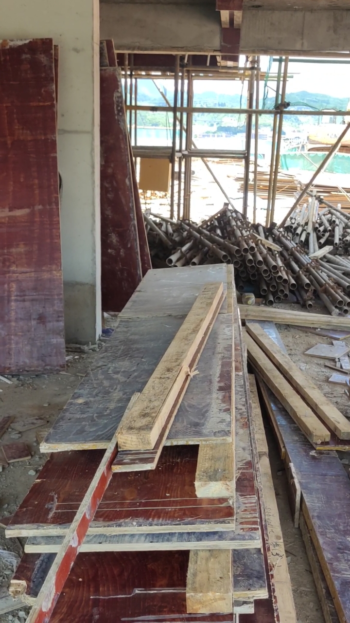 建筑工地#我们工地上的这个标准层的第一层拆模好了,翻上上一层用.