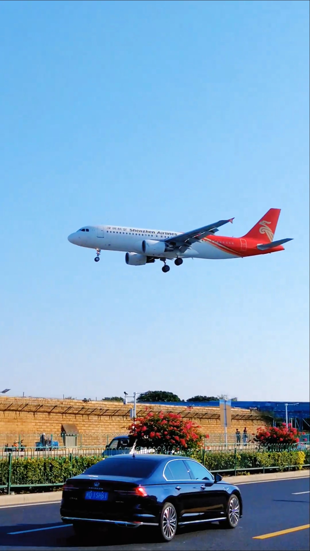 飞机#实拍深圳航空横穿马路降落瞬间,为数不多可以这样子看飞机的