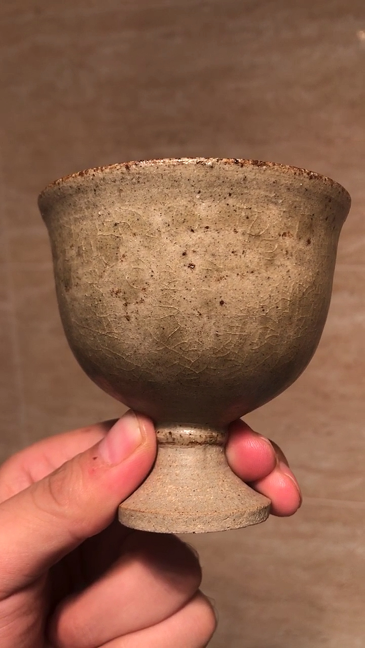 唐代褐釉高足杯