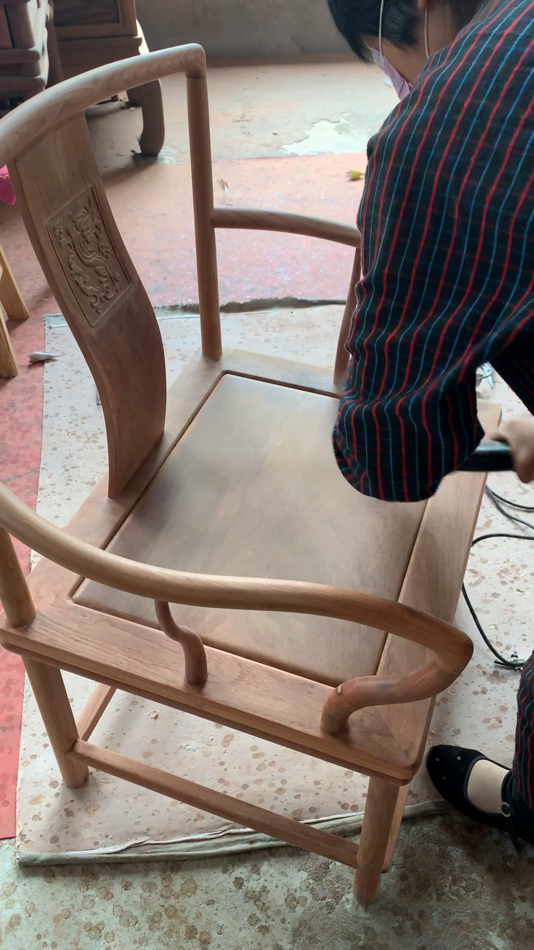 手艺人#制作红木家具,打磨是至关重要的.