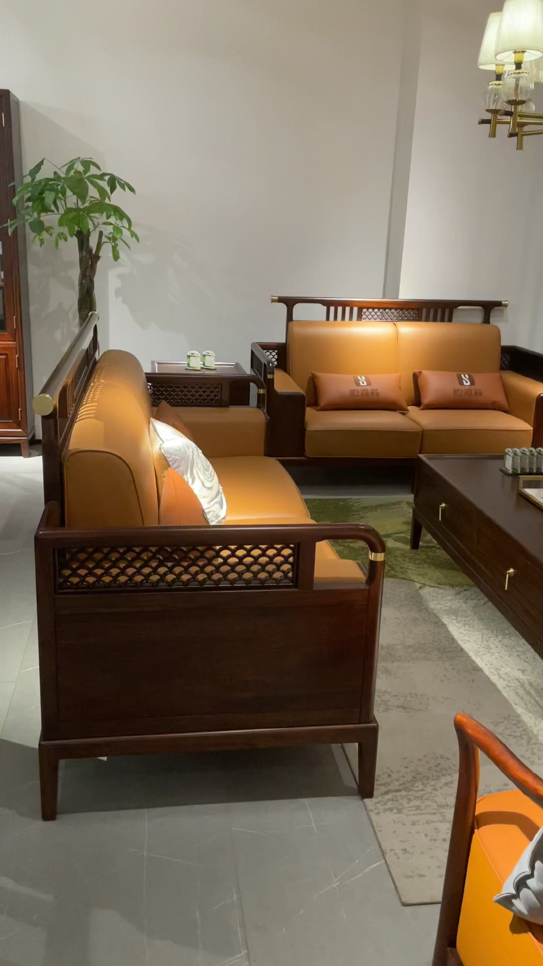 新中式家具#将传统中式造型简约化,融入更多的软包设计,以满足现代人