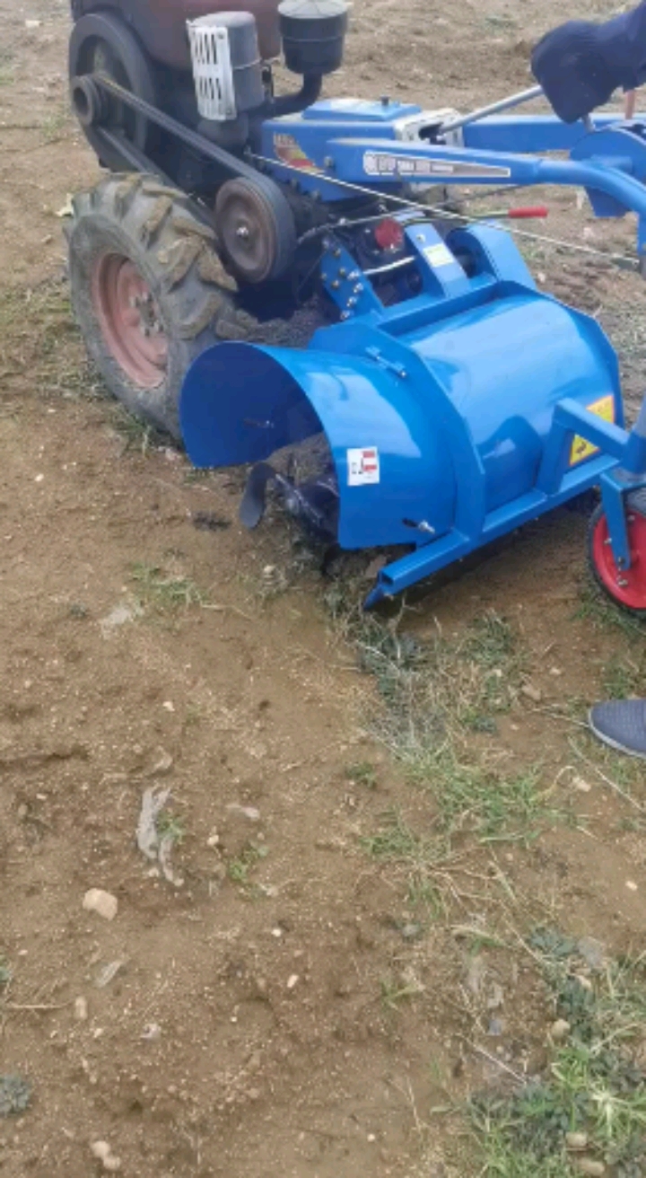 手扶拖拉机带葡萄埋藤机,单项埋藤培土机,培土距离宽窄可调,感谢大家