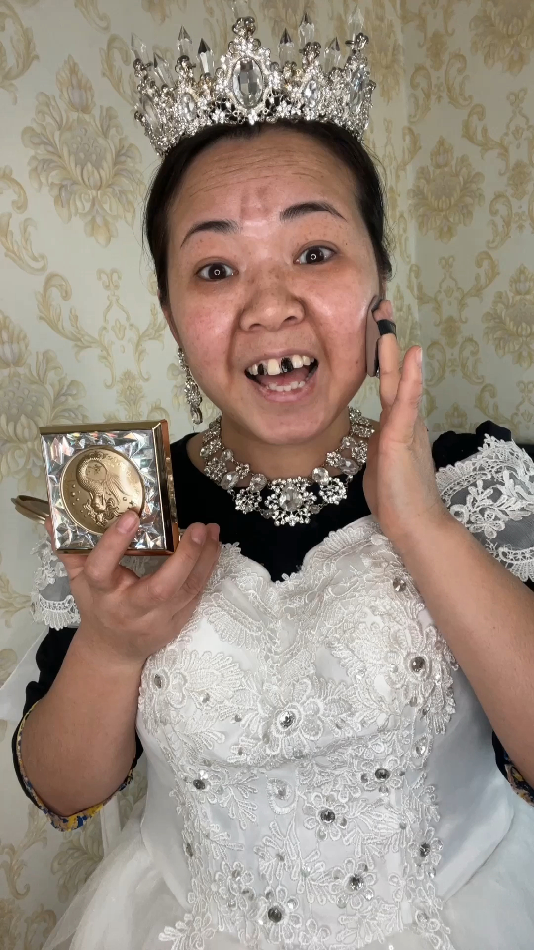 50岁大妈终于要结婚了,到酒店门口保安嫌弃我太丑不让我进,看我化个妆