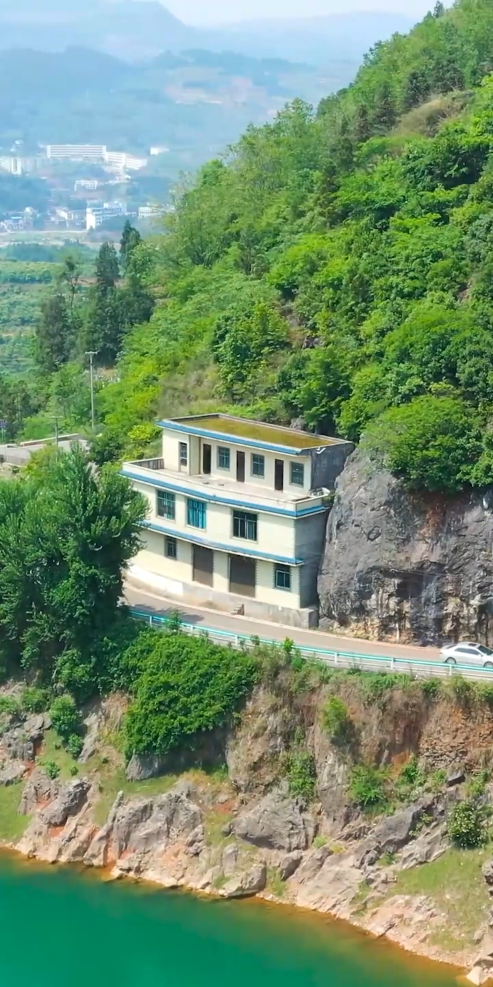 这房子的屋基够硬,自带8级防震