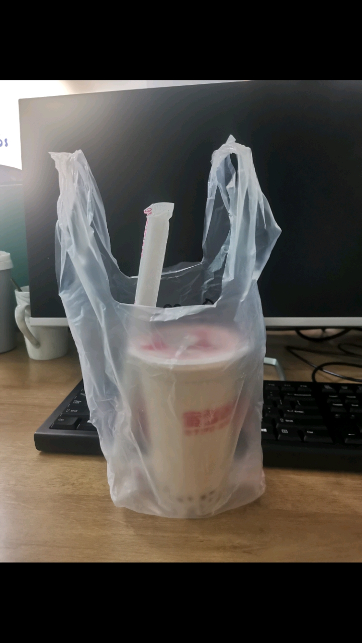 收到了秋天的第一杯奶茶,开心
