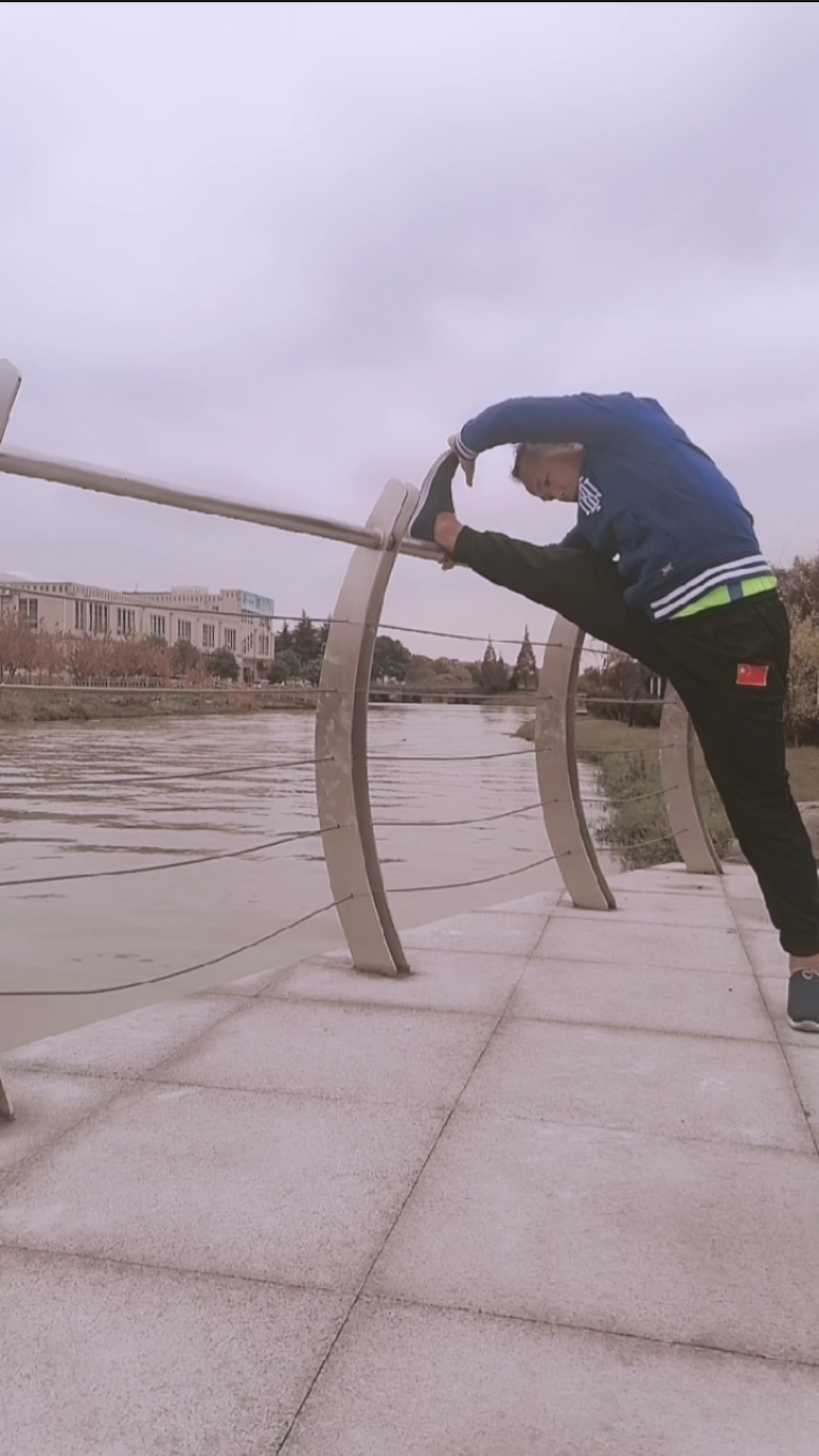 健身宁教练传递健身正能量#压腿练习